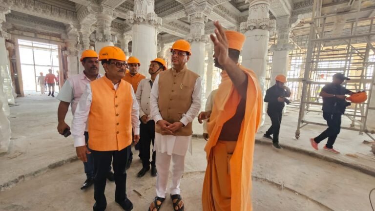 UAE दौरे के दौरान सीएम धामी ने अबू धाबी में निर्माणाधीन बीपीएस हिन्दू मन्दिर में ईंटे रखकर की कारसेवा