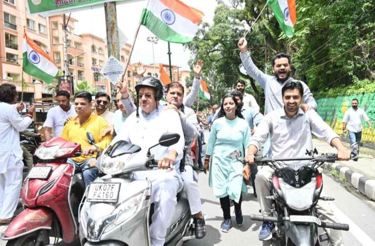मसूरी विधानसभा में आयोजित हर घर तिरंगा कार्यक्रम के तहत तिरंगा यात्रा में सम्मिलित हुए भाजपा प्रदेश अध्यक्ष महेन्द्र भट्ट एवं कैबिनेट मंत्री गणेश जोशी