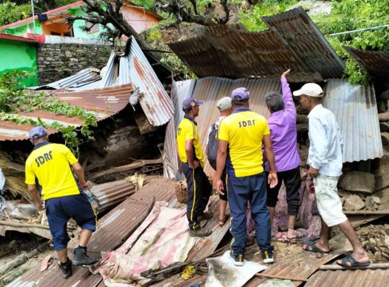 टिहरी-घुत्तू गांव में मलवा आने पर एसडीआरएफ ने चलाया रेस्क्यू अभियान।*