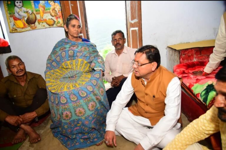 गैरसैंण के सारकोट गांव में शहीद के घर पहुँचे मुख्यमंत्री लेह-लद्दाख में ड्यूटी के दौरान शहीद हुए हवलदार बसुदेव सिंह के परिजनों से मिलकर व्यक्त की शोक-संवेदना