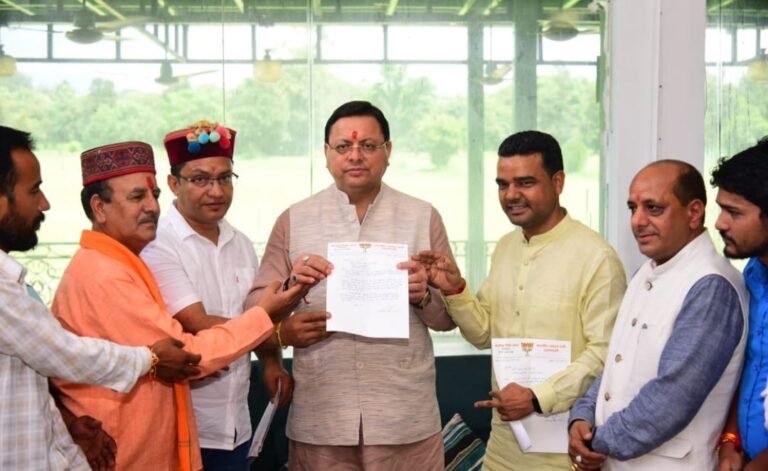 मुख्यमंत्री पुष्कर सिंह धामी से देहरादून में पुरोला विधानसभा से आए प्रतिनिधि मंडल ने मुलाकात की।