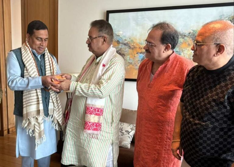 कृषि मंत्री गणेश जोशी ने असम के पर्यटन मंत्री जयंत मल्ला को उत्तराखंड के रेशम से बनी शॉल ओढ़ाकर उनका सम्मान किया और भगवान बद्रीविशाल का प्रसाद भेंट किया
