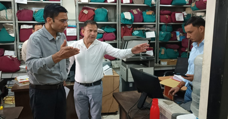 जिलाधिकारी सविन बंसल ने जिला समाज कल्याण अधिकारी कार्यालय का किया औचक निरीक्षण