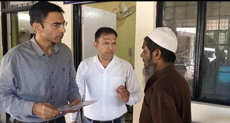 डीएम के निर्देश पर पात्र लाभार्थी के खाते में आई 8 माह से रूकी पेंशन