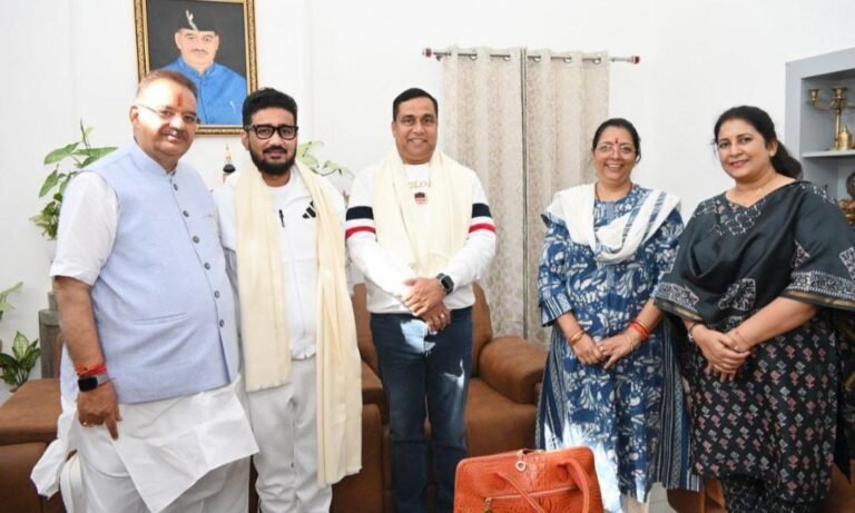 देहरादून में कृषि मंत्री गणेश जोशी से भेट करते असम के पर्यटन मंत्री जयंत मल्लाबरुआ