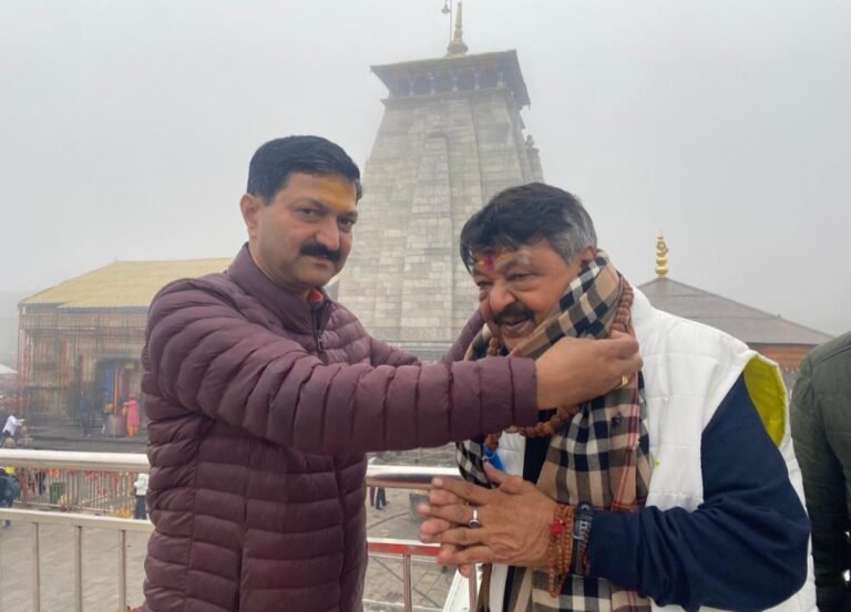 श्री केदारनाथ धाम दर्शन को पहुंचे भाजपा नेता मध्य प्रदेश के कैबिनेट मंत्री कैलाश विजयवर्गीय।