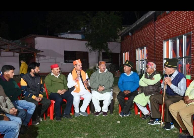 केदारनाथ विधानसभा के सौडी गांव में उपचुनाव भाजपा प्रत्याशी आशा नौटियाल के समर्थन में सैनिकों के साथ चुनावी चर्चा करते सैनिक कल्याण मंत्री गणेश जोशी