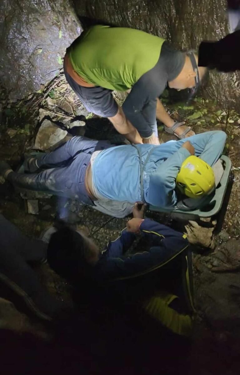 देहरादून किमाडी गांव के पास झाड़ियों के बीच गिरे युवक को SDRF उत्तराखण्ड पुलिस ने किया रेस्क्यू