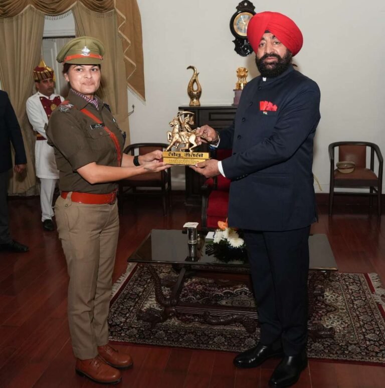 राज्य स्थापना दिवस के अवसर पर परेड का नेतृत्व करने वाली परेड कमांडरों को राज्यपाल ने किया सम्मानित ।