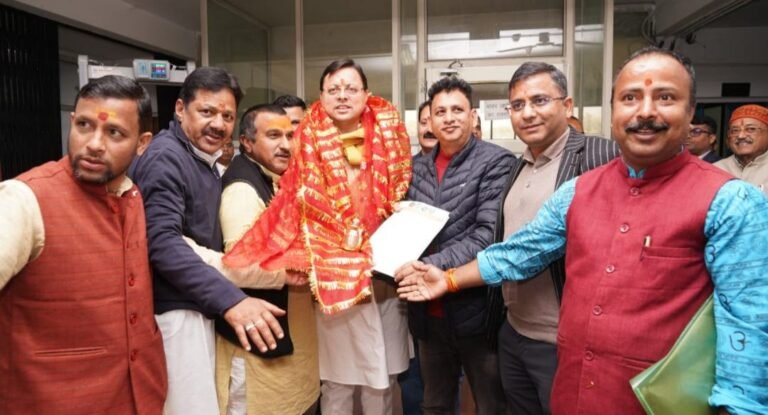 मुख्यमंत्री पुष्कर सिंह धामी से सचिवालय में उत्तराखण्ड चारधाम तीर्थ पुरोहित महापंचायत के सदस्यों और पंडा पुजारियों ने भेंट की।