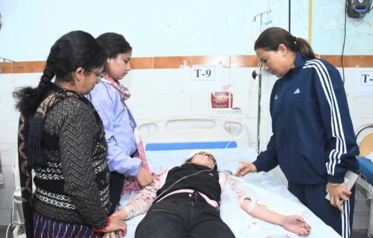 कैबिनेट मंत्री रेखा आर्या ने बुधवार को हल्द्वानी के डॉक्टर सुशीला तिवारी अस्पताल पहुंचकर भीमताल अल्मोड़ा हाइवे पर हुए बस हादसे के घायलों का हाल-चाल जाना