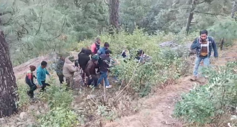 पौड़ी गढ़वाल से श्रीनगर जाते हुए हुआ सड़क हादसा देहलचौरी के पास बस हुई दुर्घटनाग्रस्त,