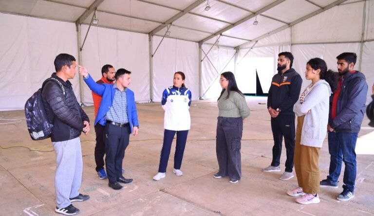 खेल मंत्री रेखा आर्या ने बैडमिंटन खेलकर अंतरराष्ट्रीय चैंपियंस संग जमाया रंग अंतरराष्ट्रीय बैडमिंटन चैम्पियन चिराग सेन ने भी खेल मंत्री रेखा आर्या के साथ बैडमिंटन खेला