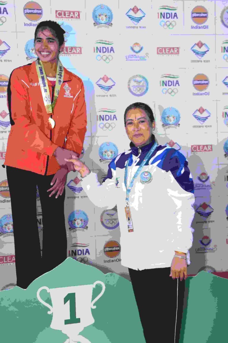 खेल मंत्री रेखा आर्या हल्द्वानी में चल रही फेंसिंग प्रतियोगिता का फाइनल मैच देखने पहुंची। फेंसिंग और पेंटाथ्लान इवेंट के विजेताओं को पदक वितरित किए।