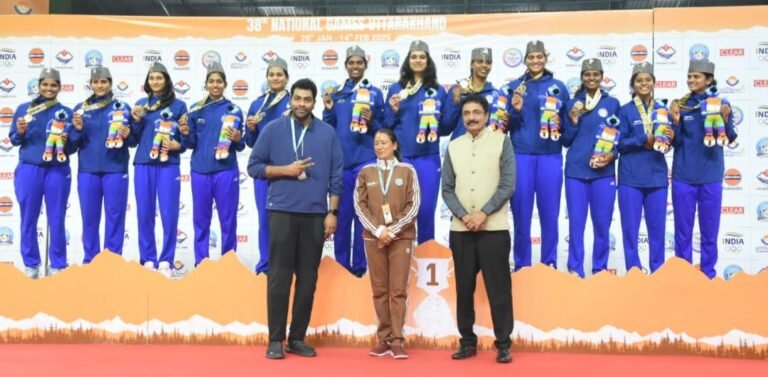 प्रदेश की खेल मंत्री रेखा आर्या महाराणा प्रताप स्पोर्ट्स स्टेडियम के भागीरथी इनडोर हॉल में पुरुष वर्ग की बास्केटबॉल प्रतियोगिता का फाइनल मैच देखने पहुंची।