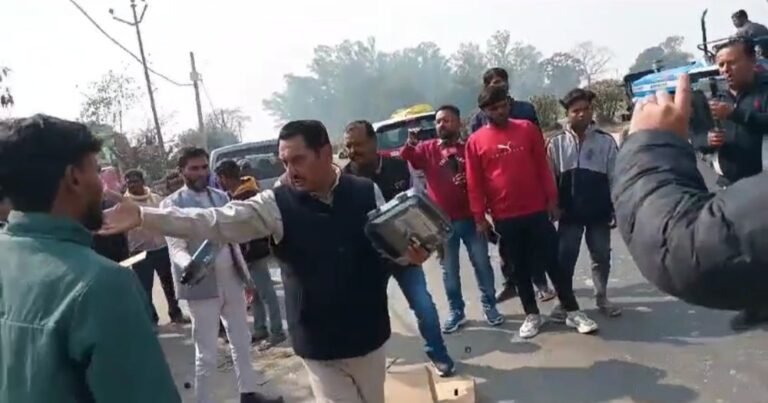 विधायक तिलकराज बेहड़ ने विद्युत विभाग से छीन कर स्मार्ट मीटर सड़क पर तोड़ दिए