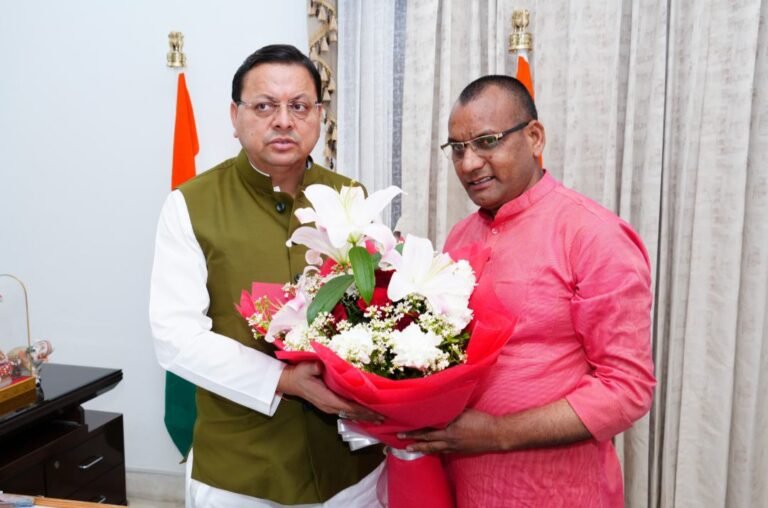 नव-नियुक्त दायित्वधारियों ने शासकीय आवास में मुख्यमंत्री पुष्कर सिंह धामी से की भेंट