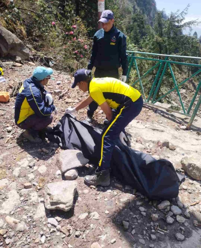 केदारनाथ घाटी – छोटी लिनचोली के पास शव दिखाई देने पर एसडीआरएफ ने किया बरामद