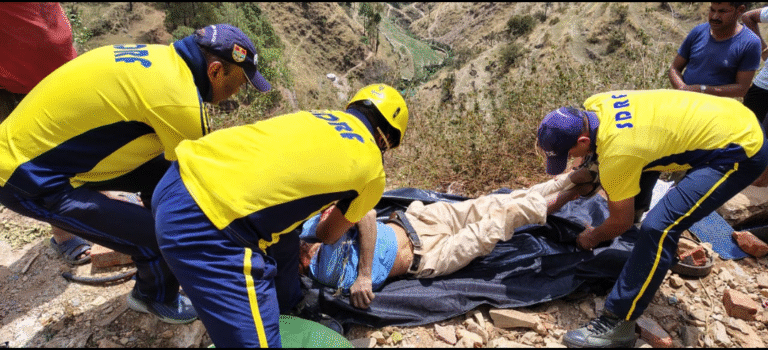 पौड़ी धुमाकोट क्षेत्रांतर्गत पिपली भवन मार्ग पर पिकअप वाहन हुआ दुर्घटनाग्रस्त, SDRF ने किया रेस्क्यू