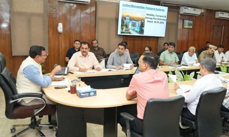 मुख्य सचिव आनन्द बर्द्धन ने सचिवालय में देहरादून शहर की यातायात व्यवस्था को लेकर एकीकृत महानगर परिवहन प्राधिकरण सहित सम्बन्धित अधिकारियों के साथ बैठक ली।