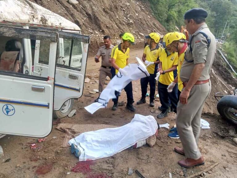 केदारनाथ हाईवे पर भीषण हादसा, तीर्थयात्रियों का वाहन दुर्घटनाग्रस्त, दो की मौत, कई घायल