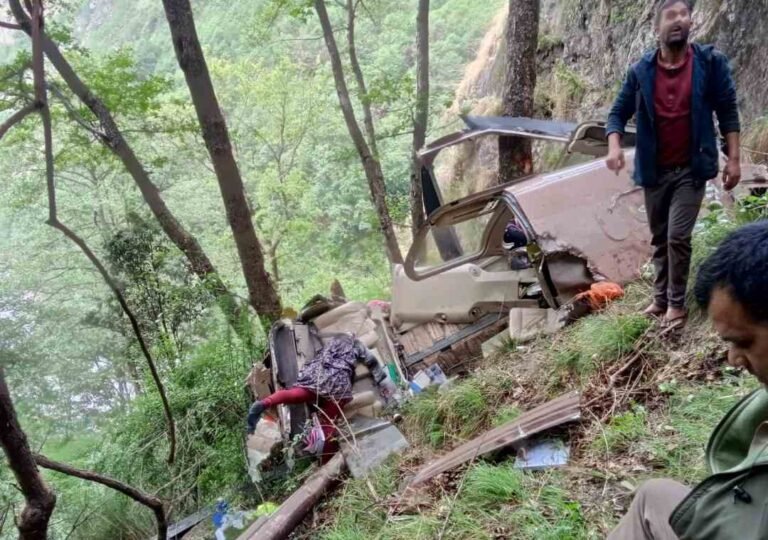 गंगोत्री धाम की यात्रा पर यात्रियों को ले जा रहा हेलीकॉप्टर क्रैश गंगनानी के पास जंगलों में गिरा हेलीकॉप्टर