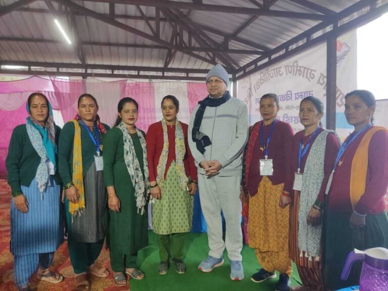 मुख्यमंत्री पुष्कर सिंह धामी ने भराड़ीसैंण (गैरसैंण) में प्रातः भ्रमण के दौरान एस एच जी की महिलाओं और पर्यावरण मित्रों से की मुलाकात
