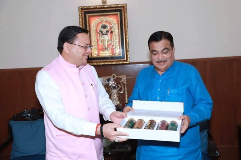 मुख्यमंत्री पुष्कर सिंह धामी ने दिल्ली में केंद्रीय सड़क परिवहन एवं राजमार्ग मंत्री नितिन गडकरी से शिष्टाचार भेंट की।
