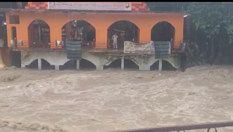 देहरादून में भारी बारिश का अलर्ट,टपकेश्वर महादेव मंदिर के पास बहने वाली तमसा नदी देर रात से अपना रौद्र रूप दिखाना शुरू कर दिया देखिए वीडियो