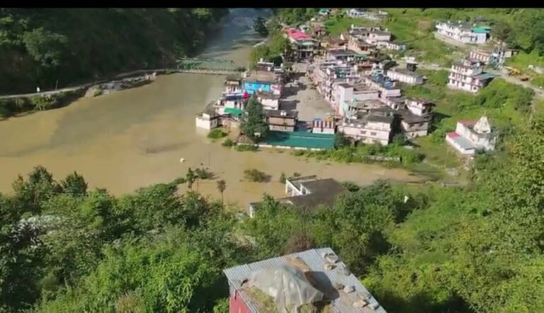 उत्तरकाशी जनपद की मुश्किलें नहीं हो रही कम  यमुनोत्री राजमार्ग के स्याना चट्टी कस्बे में अस्थाई झील बनने से डूबे होटल, मकान स्कूल और पुल देखिये वीडियो