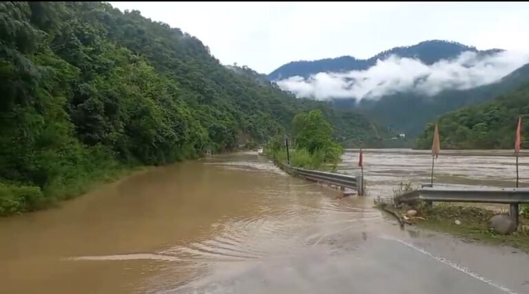 बद्रीनाथ हाईवे के सिरोबगड़ के पास अलकनंदा नदी का पानी आया रोड पर राजमार्ग पर आवाजाही बंद देखिए वीडियो
