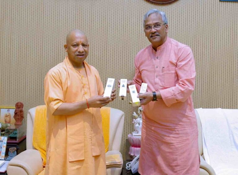 हरिद्वार सांसद त्रिवेंद्र सिंह रावत ने उत्तर प्रदेश के मुख्यमंत्री Yogi Adityanath से शिष्टाचार भेंट की