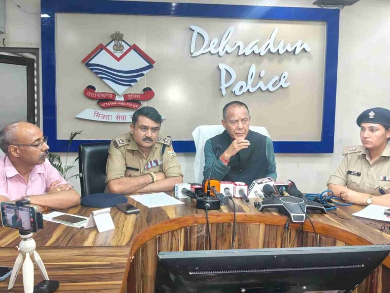 UKSSSC की स्नातक स्तरीय भर्ती परीक्षा पर फिर विवाद खड़ा हो गया है। सोशल मीडिया पर वायरल हुए प्रश्न पत्रों के स्क्रीनशॉट्स ने परीक्षा की पारदर्शिता पर सवाल खड़े कर दिए हैं। पुलिस और आयोग की संयुक्त प्रेस