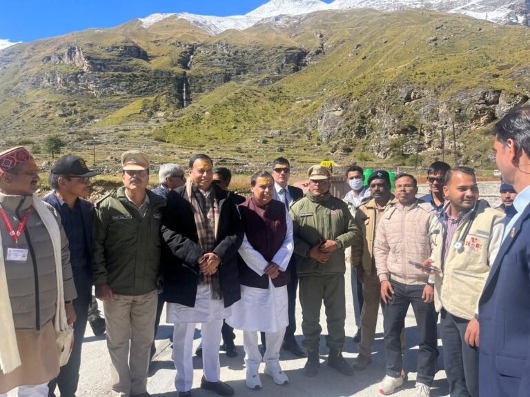 रिलायंस इंडस्ट्रीज लिमिटेड के चेयरमैन और मैनेजिंग डायरेक्टर मुकेश अंबानी ने बद्रीनाथ और केदारनाथ धाम में दर्शन कर विशेष पूजा-अर्चना