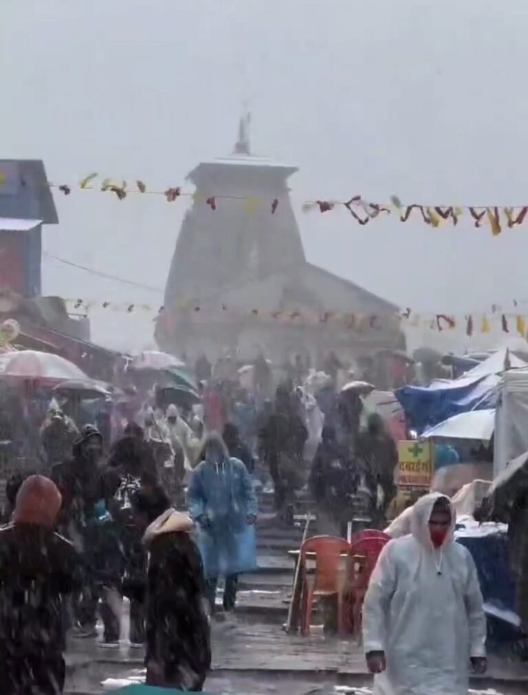 केदारनाथ धाम में सीजन की हुई पहली बर्फबारी मौजूद श्रद्धालुओं ने लिए बर्फबारी का आनंद देखिए वीडियो