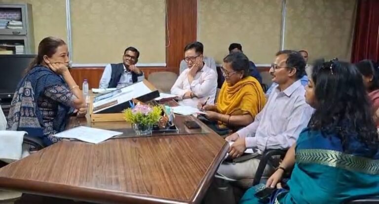 खाद्य एवं नागरिक आपूर्ति मंत्री रेखा आर्या ने राशन डीलर एसोसिएशन और विभागीय अधिकारी के साथ की बैठक मंत्री रेखा आर्या ने राशन डीलरों को होने वाले लाभांश और भाड़े की भुगतान में एकरूपता लाने के निर्देश दिए हैं