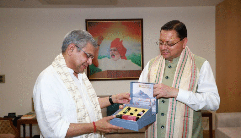 मुख्यमंत्री पुष्कर सिंह धामी ने दिल्ली में केन्द्रीय रेल मंत्री अश्विनी वैष्णव से भेंट कर उत्तराखण्ड में रेल अवसंरचना के विकास पर चर्चा की