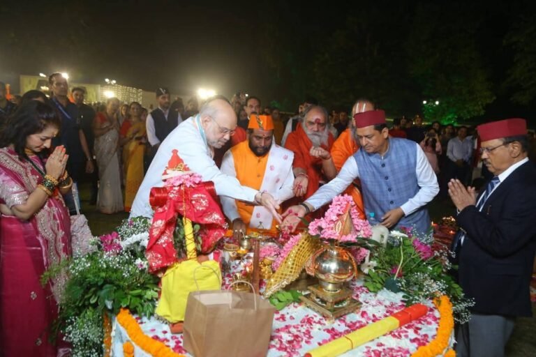 देवभूमि उत्तराखंड के लोकपर्व इगास की धूम दिल्ली में भी देखने को मिली गढ़वाल सांसद अनिल बलूनी के आवास पर केन्द्रीय गृह मंत्री Amit Shah ने अग्नि प्रज्वलित कर विधिवत पूजा अर्चना कर इगास पर्व का शुभारंभ किया