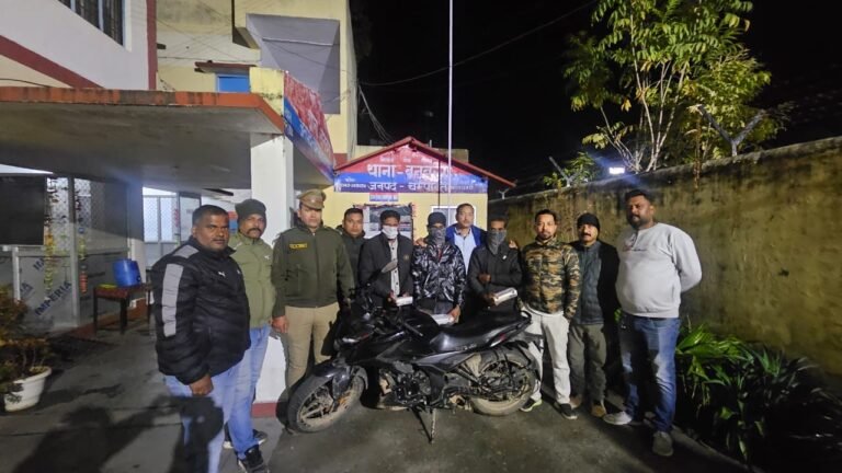 उत्तराखंड एसटीएफ की बड़ी कार्यवाही अन्तर्राज्यीय तस्करों को भारी मात्रा की ड्रग्स के साथ बनबसा से किया गिरफ्तार