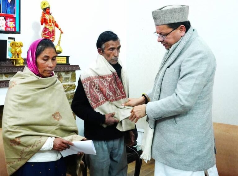 मुख्यमंत्री पुष्कर सिंह धामी से मुख्यमंत्री आवास में स्वर्गीय अंकिता भंडारी के पिता वीरेंद्र सिंह भंडारी व माता सोनी देवी ने की भेंट