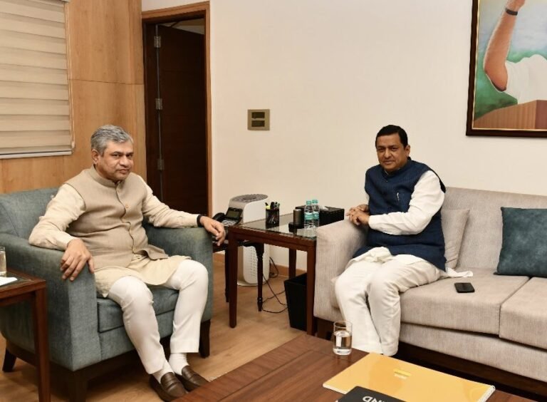 गढ़वाल सांसद अनिल बलूनी ने गढ़वाल की रेल मांगों को लेकर केंद्रीय रेल मंत्री को सौंपा ज्ञापन