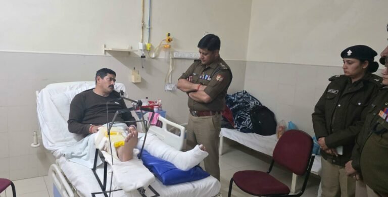 एसएसपी देहरादून ने हिमालयन अस्पताल पहुंचकर सडक दुर्घटना मे घायल उपनिरीक्षक का जाना हाल