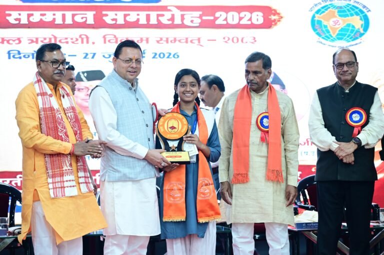 मुख्यमंत्री पुष्कर सिंह धामी ने हाईस्कूल एवं इंटरमीडिएट की बोर्ड परीक्षाओं में उत्कृष्ट प्रदर्शन करने वाले मेधावी विद्यार्थियों को सम्मानित किया।