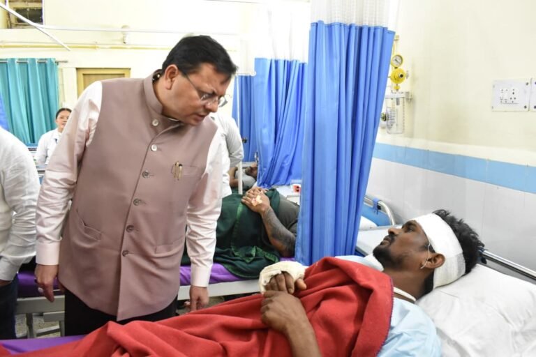 चमोली मायापुर (पीपलकोटी) स्थित टीएचडीसी की निर्माणाधीन टनल में हुए हादसा घायल श्रमिकों से मिले मुख्यमंत्री, जिला अस्पताल में जाना कुशलक्षेम
